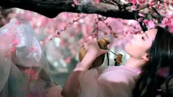 三生三世刘亦菲饰演的白浅真是太美了尤其喝酒这个造型