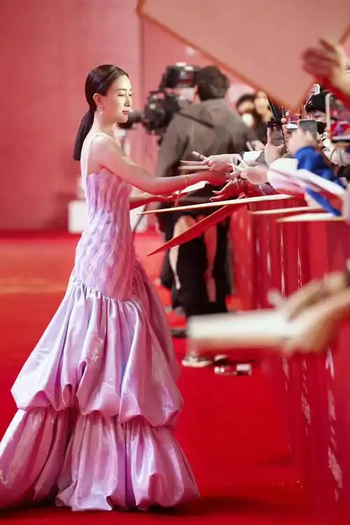 马苏电影节闭幕式走红毯,身着香芋紫吊带裙清新优雅减龄!