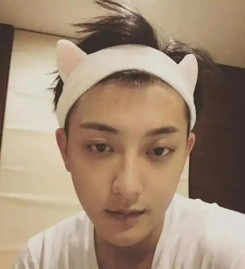 当红男星素颜照:易烊千玺干净,邓伦罗云熙帅气,蔡徐坤反差大!