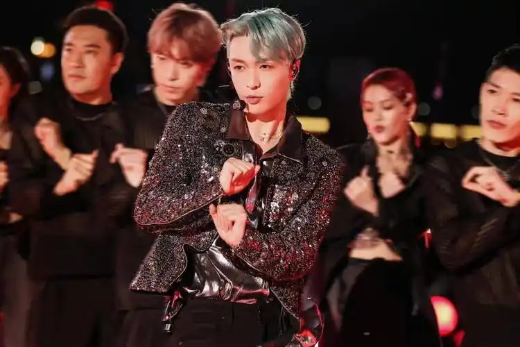 张艺兴大航海启航firework线上演唱会top级唱跳舞台引爆全网