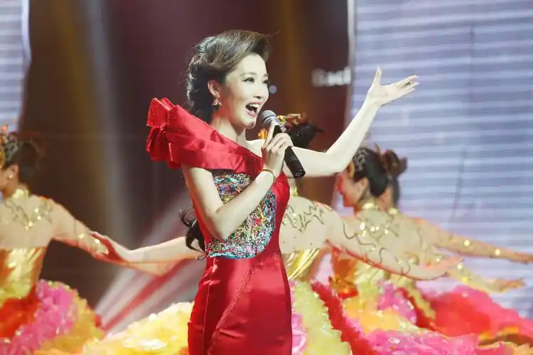 白致瑶为2013农民网络春晚献歌幸福是什么图