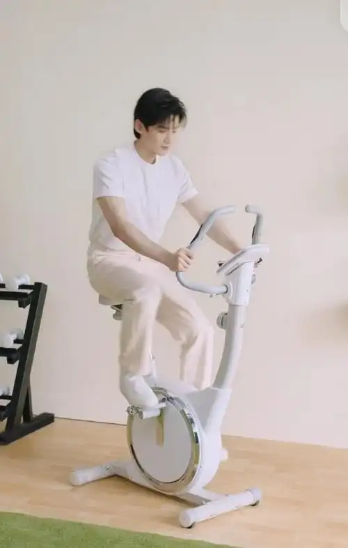 我说白敬亭你小子是真的懂健身的,连健身后补充体力的零食都安排的