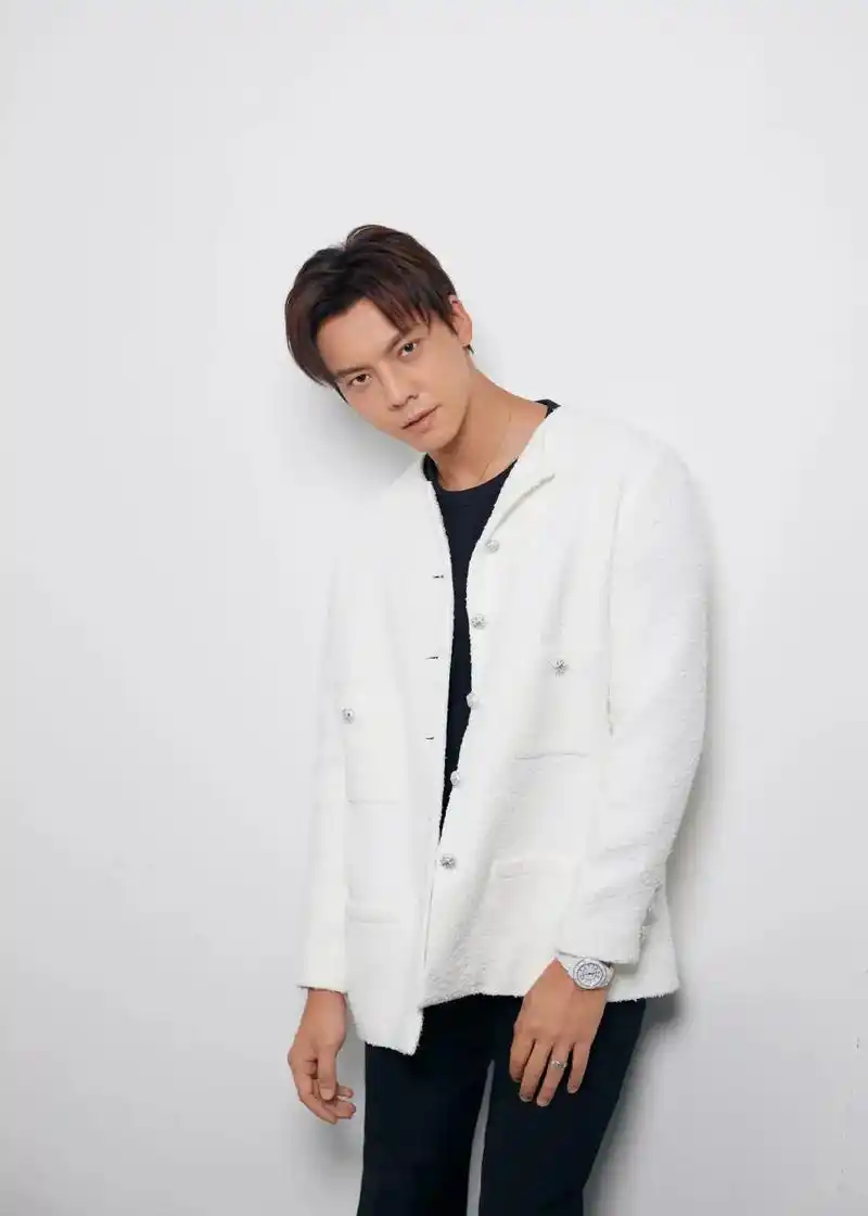 陈伟霆 华表奖红毯,香奈儿小王子#你的男友已上线 #自由的 - 抖音