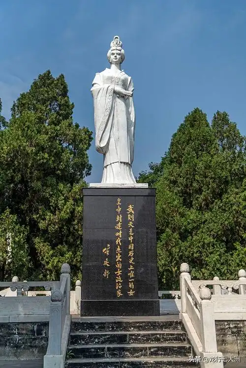 正对山门的是武则天雕像.