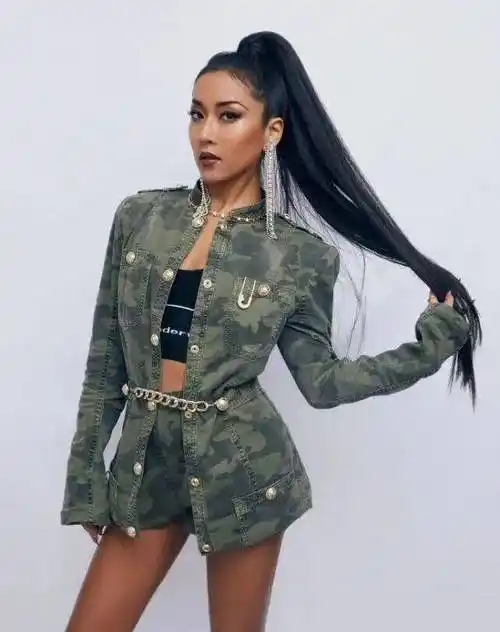 黑珍珠吉克隽逸放狠招秀身材迷你短裤配露脐装越穿越开放