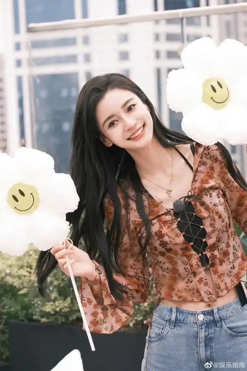 手拿太阳花气球真的好可爱,眼角贴了钻看起来亮晶晶的,真的好漂亮