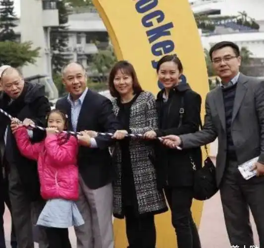 60岁李宁和62岁女子同框似两辈人!