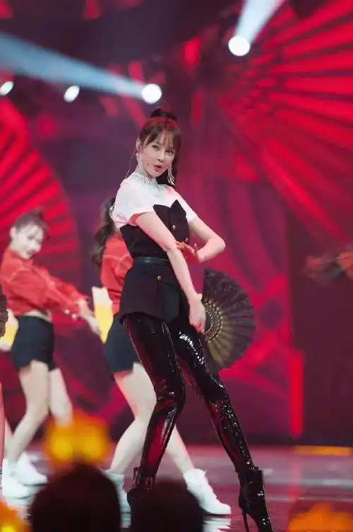 沈梦辰不惧被喷金刚芭比!再穿泡泡袖毛衣配仔裤,意外美出新高度