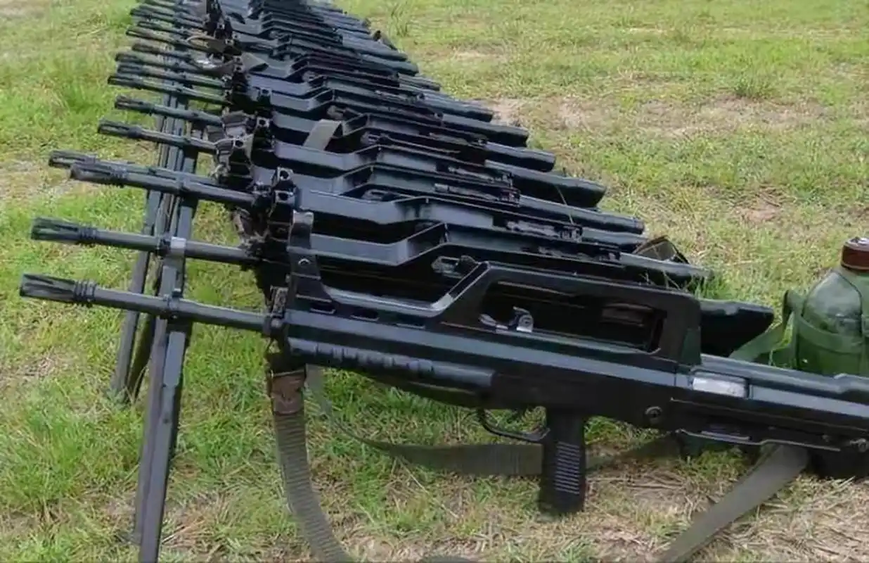 解放军列装新枪,300万支95式如何处理?