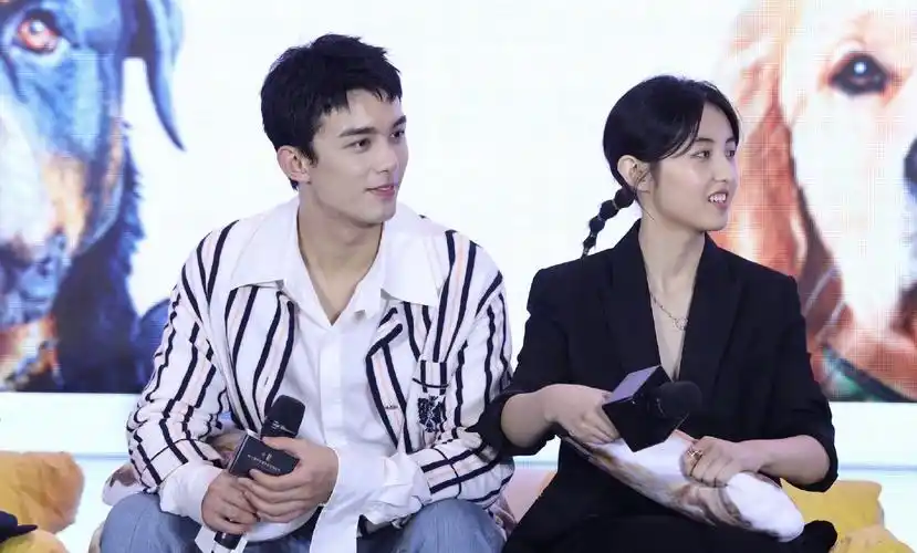 吴磊张子枫同框cp感超强网友快合作青春校园剧吧