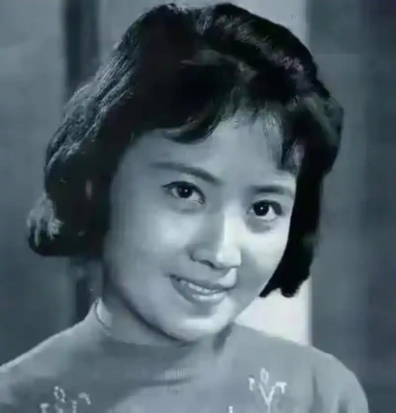 这是一张70年代女演员的照片.