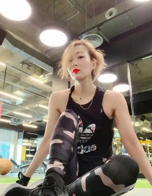 看看47岁郑秀文的身材自律的人生到底有多开挂