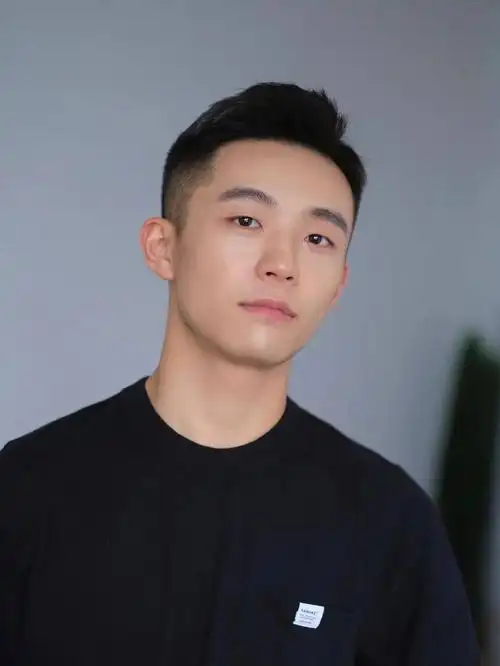 方脸的男生留这款短发是真的好看