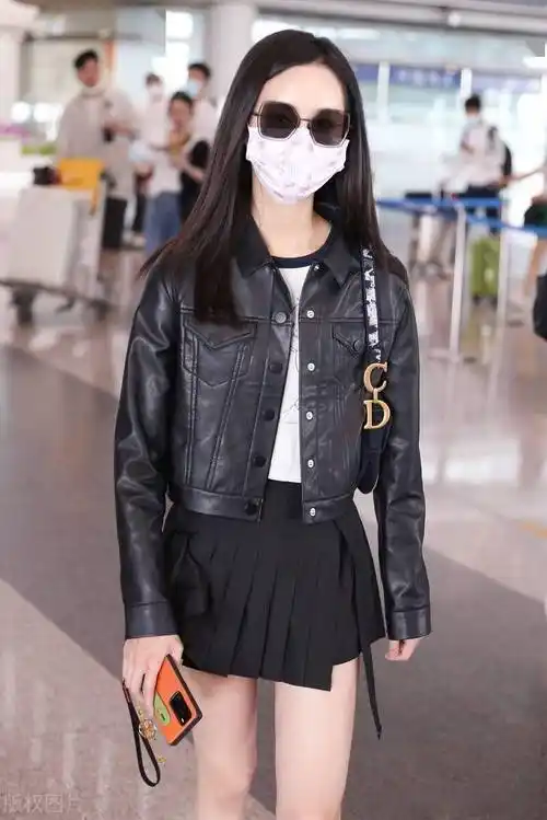 街拍:陈都灵百褶短裙 包袋甜酷十足_机场_北京_dior