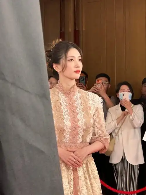 江疏影钩花蕾丝长裙##江疏影活动状态#@江疏影今日出席活动造泻好