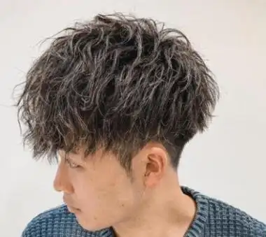 男生最新款锡纸烫发型,发量少的男生还不试试吗