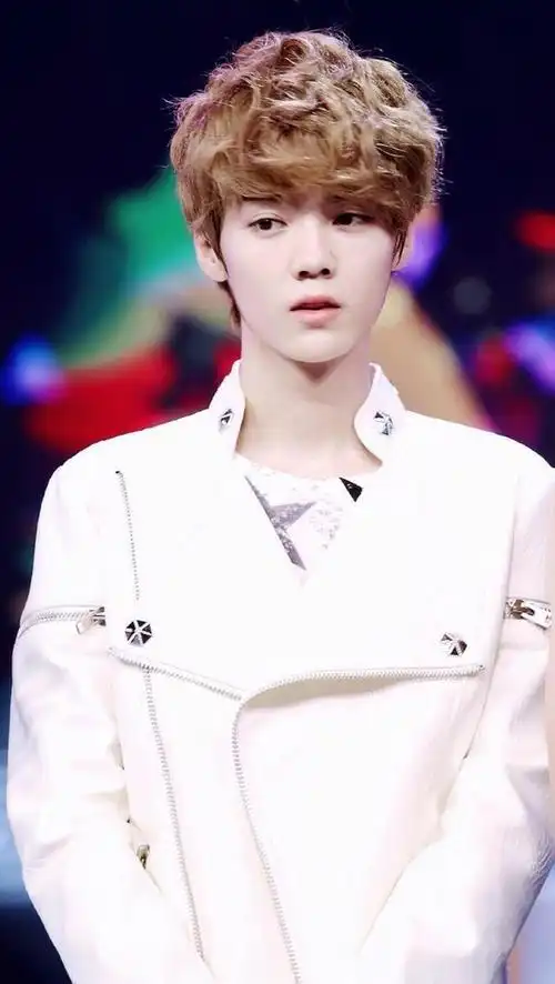 作为爱豆出身的艺人,韩国的妆造也让鹿晗在柔美的道路上越走越远