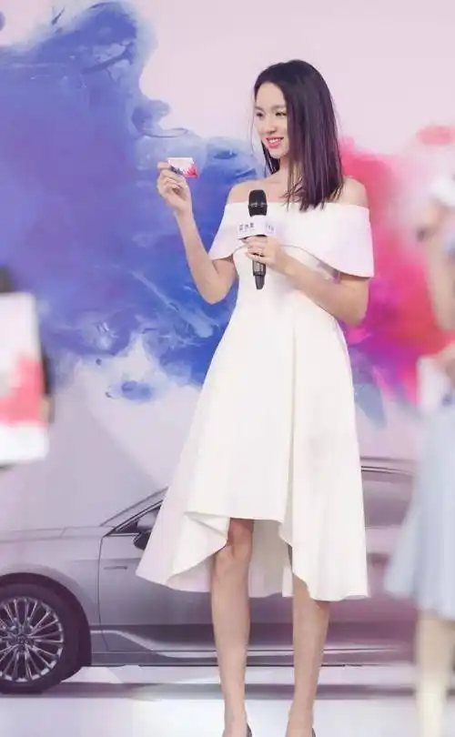 原创182的张梓琳低调走机场逆天长腿快戳破屏双腿肤色太真实