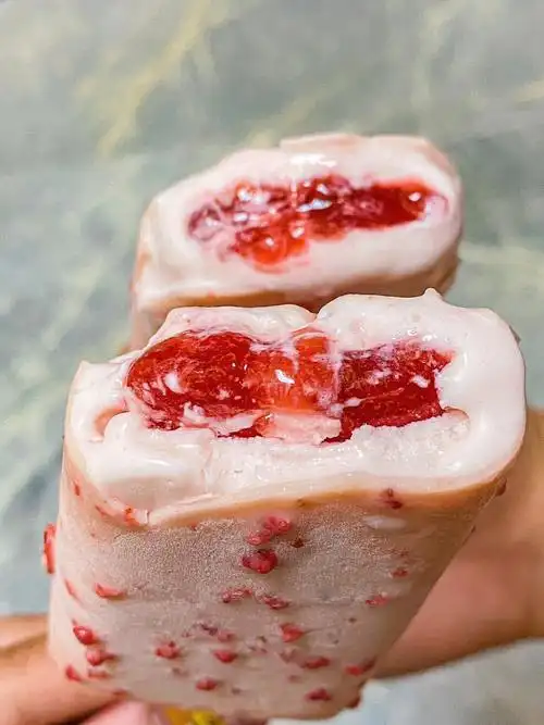 是真的好吃爆浆的草莓脆皮冰淇淋想炫10根