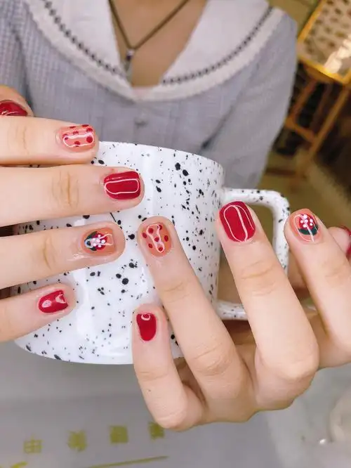 兴奋把小草莓放在指甲里哈哈哈#美甲