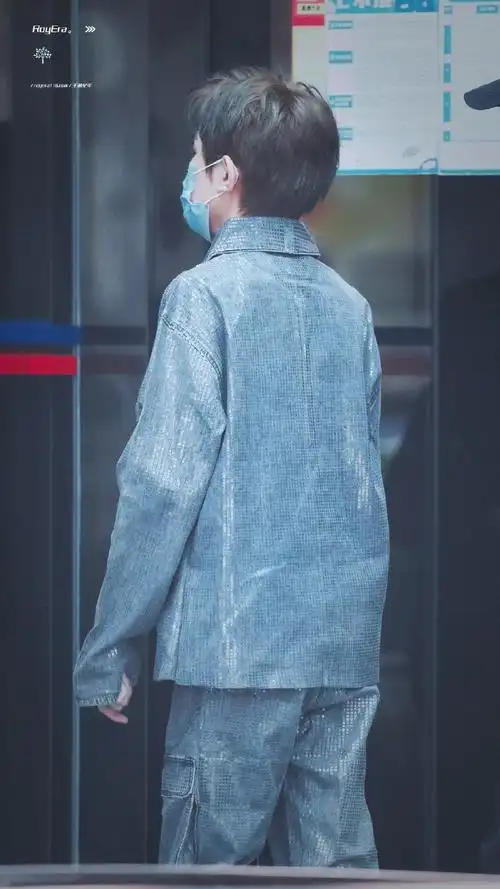 王源蓝色亮片套装