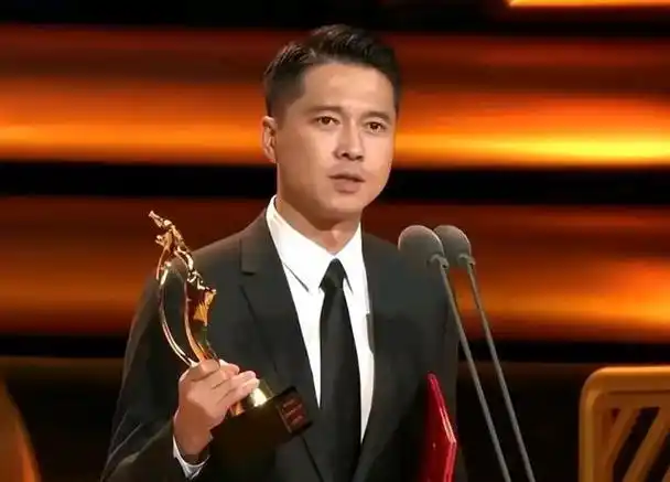 嘉益和于和伟这些老戏骨,不可思议地赢得了飞天奖最受欢迎男演员奖时