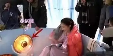 难怪电视剧里只有上半身镜头下移后都是观众看不了的尴尬画面