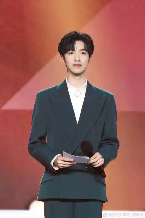 贺峻霖任电影节主持,穿灰西装身姿笔挺帅气有型_挑战_工作_活动