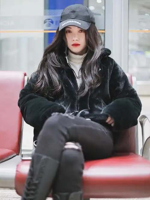 159cm鞠婧祎走机场搭配一身黑色造型轻松显高10cm