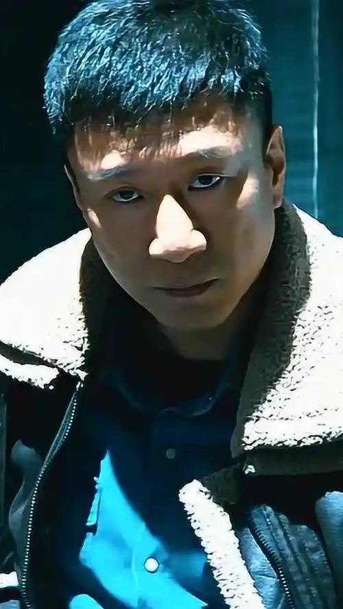 霸气的孙红雷一脸的严肃,就算笑起来也让人感觉毛骨悚然