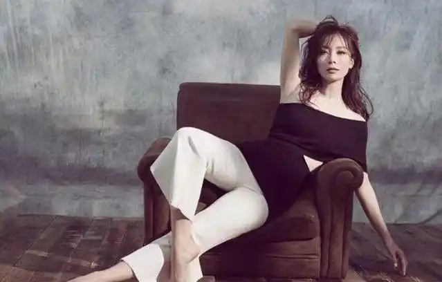 陈数越来越有韵味穿蕾丝吊带拍大片身材轻盈又充满力量