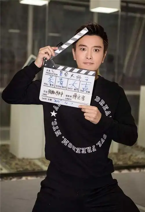 贾乃亮晒近况撸猫爬树扒房顶样样在行戏称这是拍戏后遗症