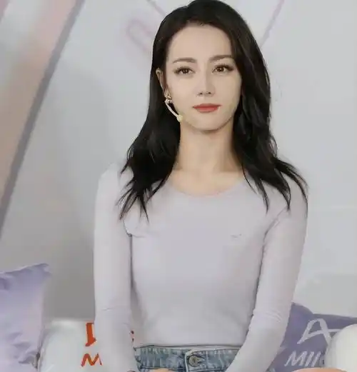 这是她被传怀孕后的首次亮相.热巴身材苗条,状态非常好.