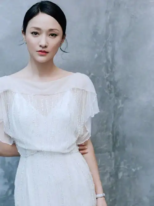 周迅又美了穿吊带薄纱连衣裙清新又减龄