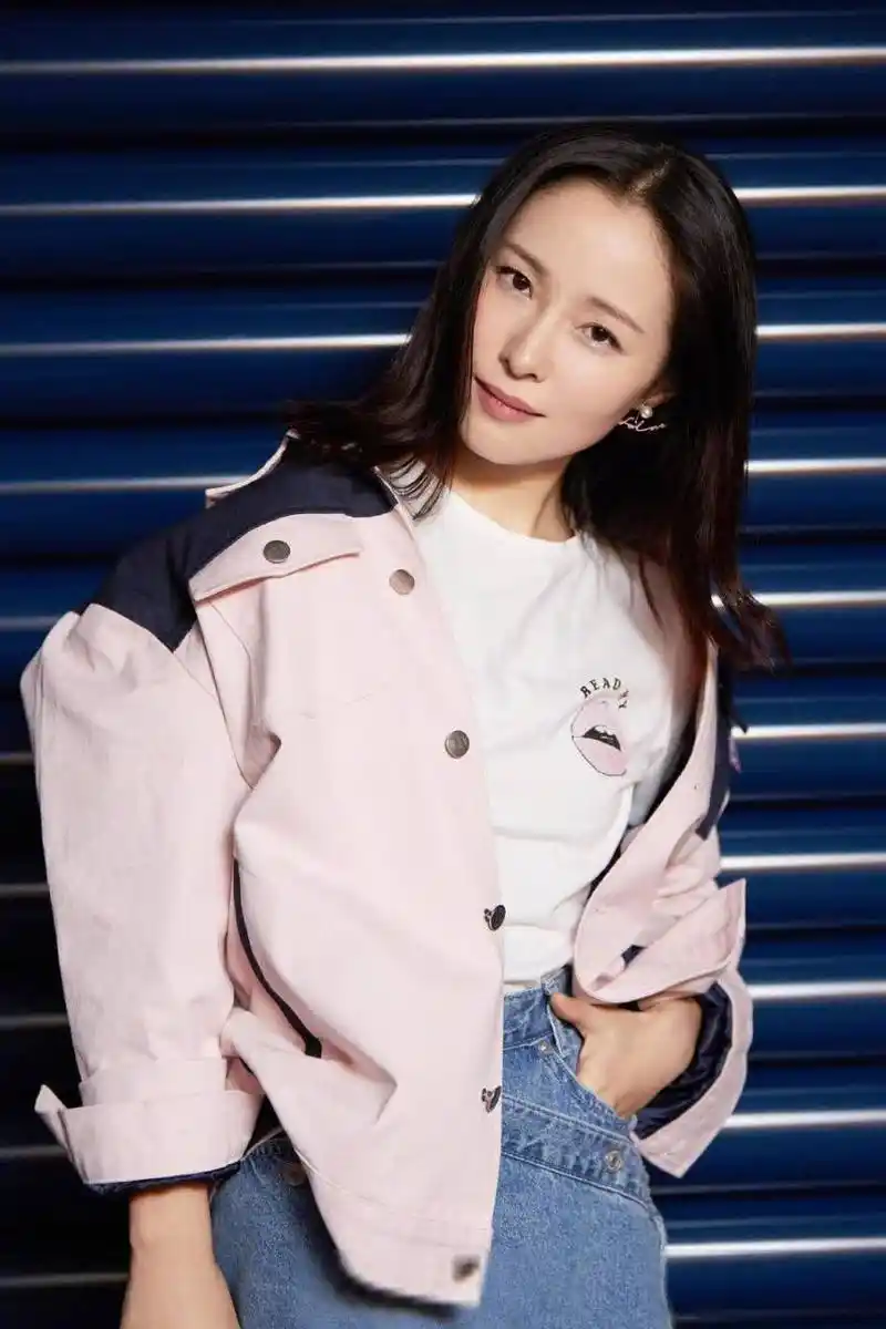 江一燕出席活动组图依然美艳动人