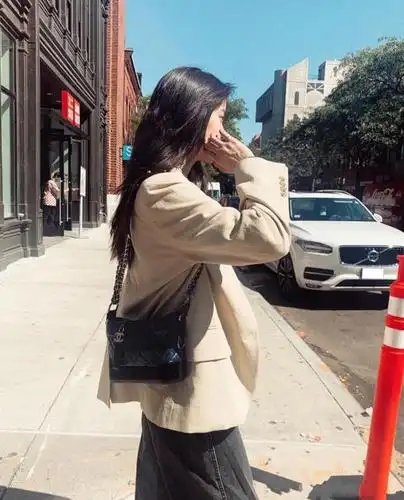 欧阳娜娜开学逛街穿过万的鞋子配香奈儿包包普通学生可买不起