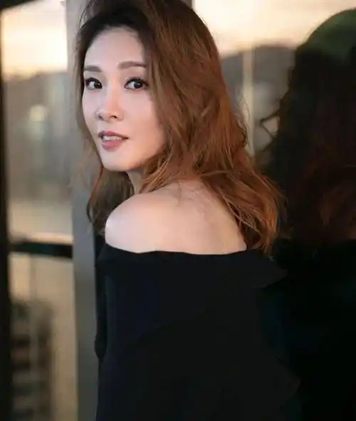 她是港姐冠军,嫁豪门经历不光彩长子优秀,今50岁保养效果太惊人