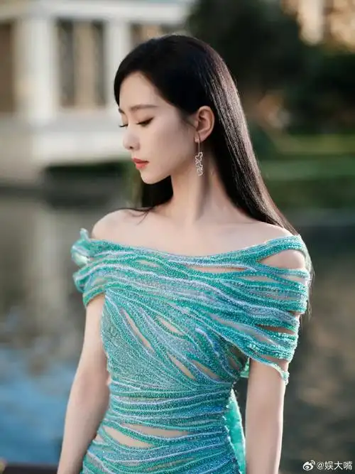 刘诗诗孔雀蓝露肩礼服