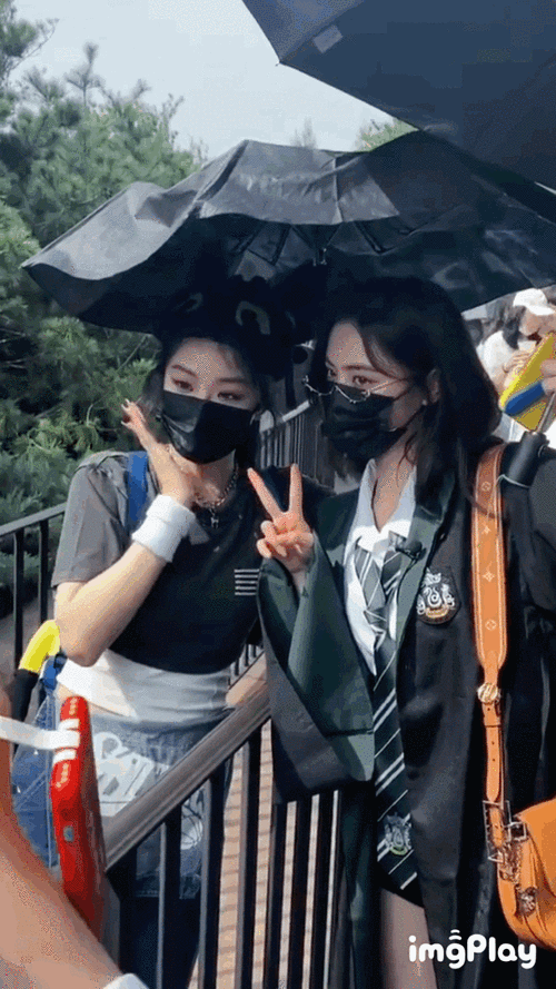 许佳琪喻言北京环球影城同框视频##北京环球影城许佳琪喻言同框