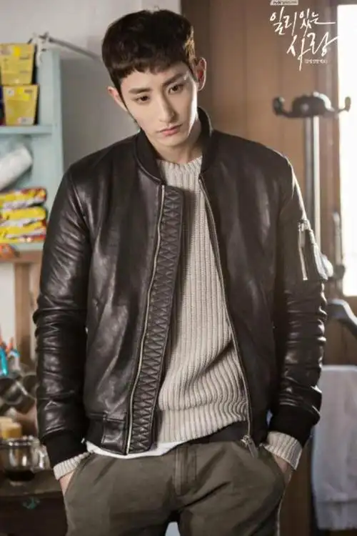 换了乖巧的短发,褪去霸道总裁范儿的李洙赫,上身皮质棒球夹克,内搭