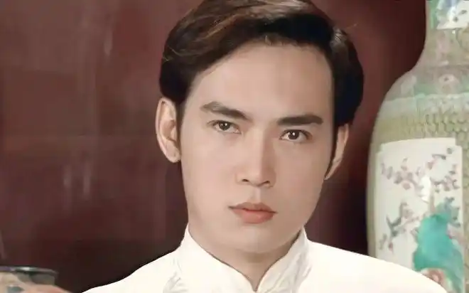 焦恩俊晒54岁近照长发杂乱满脸通红似张飞自称生病却放飞自我