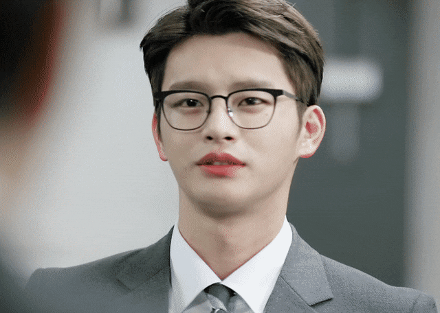 《38师机动队》戴眼镜的徐仁国