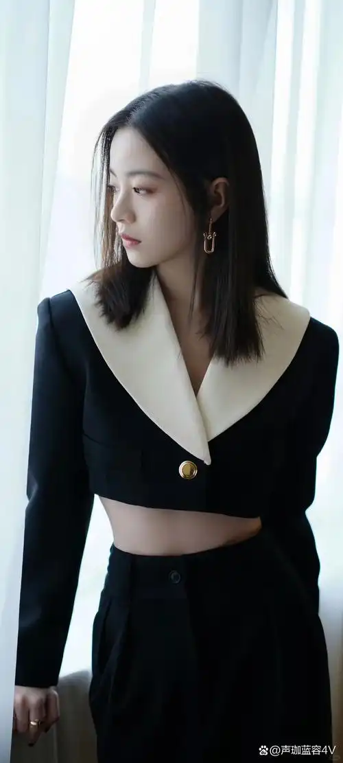 照片中的李庚希,身穿时尚简约的服饰,搭配精致的妆容,既展现了她的