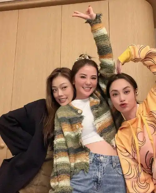 除了容祖儿与阿娇为阿sa庆生外,歌手杨丞琳也在21日早间晒出合照,为