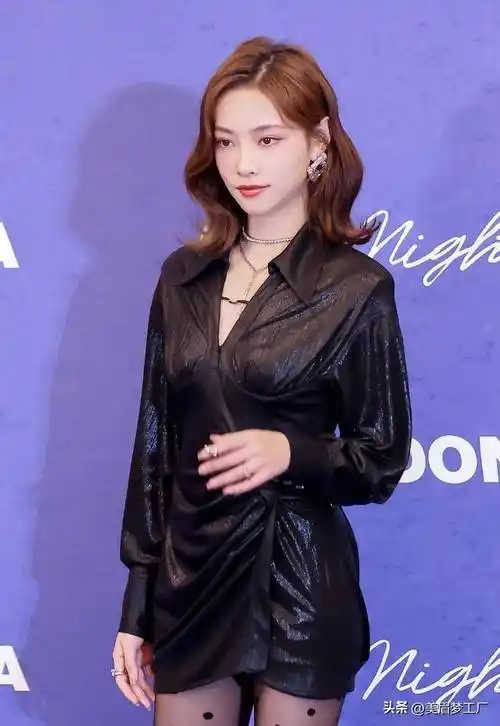 许佳琪魅惑黑丝大长腿令人心跳加速!_诱惑_黑色_魅力