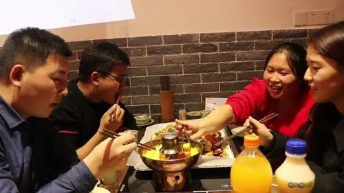 和闺蜜好久不见胖妹4人聚会满满一桌美食可把胖妹高兴坏了