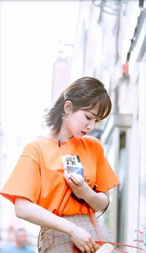 原创杨紫的春日穿搭仿佛把春天穿在身上尽显朝气蓬勃