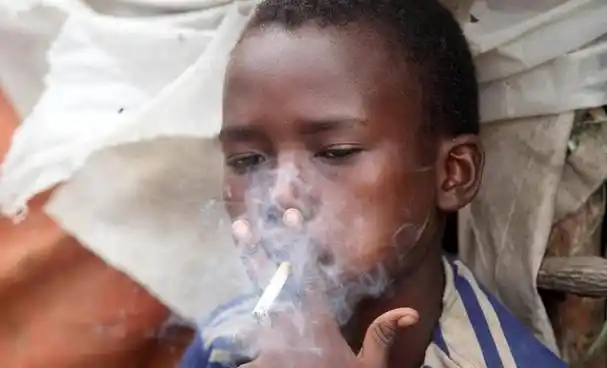 直击一群抽烟自嗨的外国小孩,最小的只有2岁