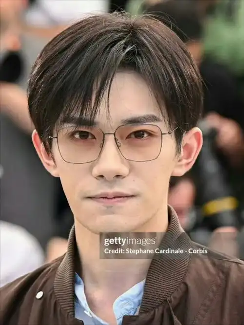 易烊千玺的戛纳g社怼脸生图,带着墨镜的易烊千玺,给人一种少年老车哪