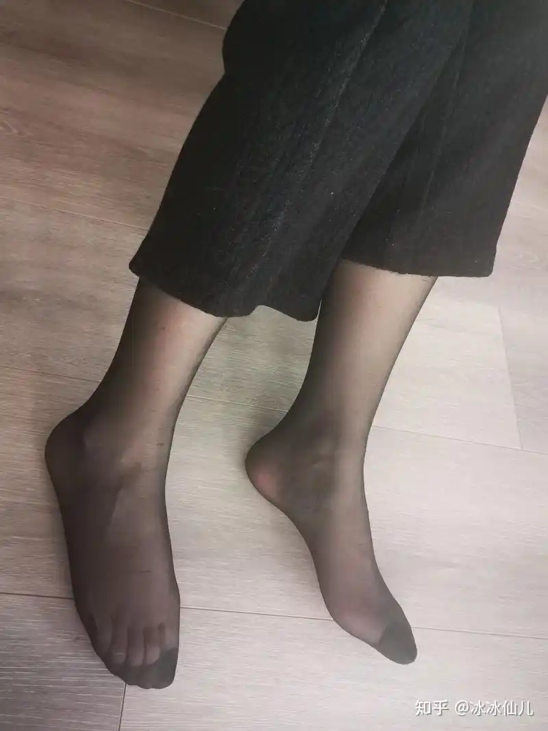 喜欢在裤子里面穿丝袜的女孩是什么心理?